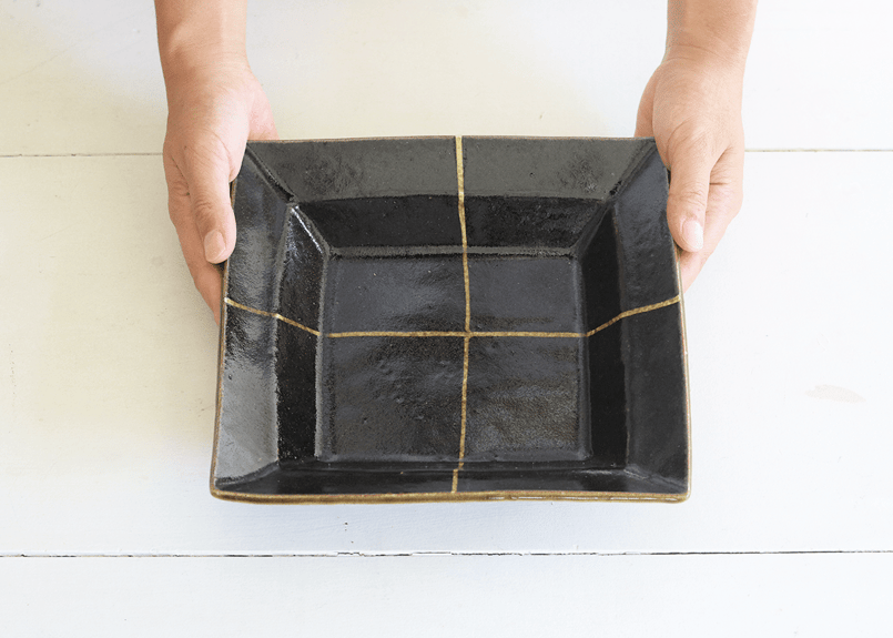 天青窯 船越弘】黄釉足付四方皿（黒） | ヒジノワ オンライン