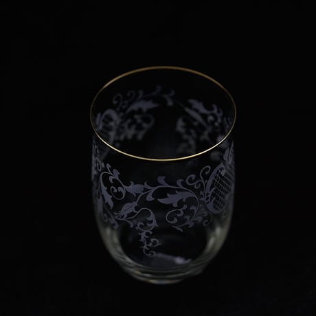 金縁の白い花のコップ