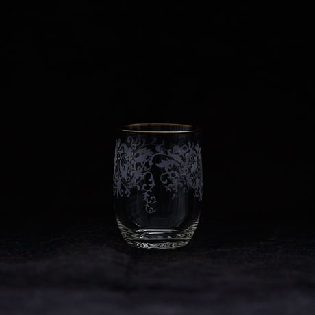 金縁の白い花のコップ