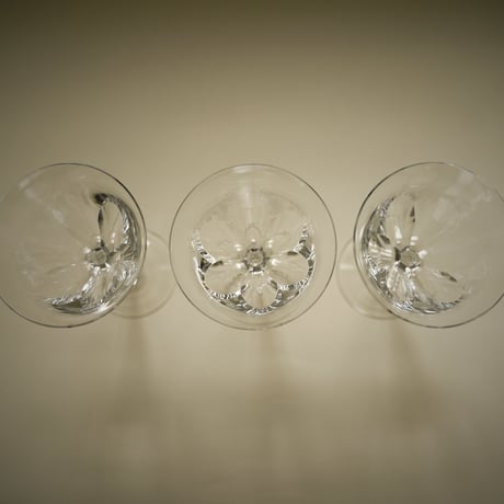 お花のようなクリスタルワイングラス　金継ぎ