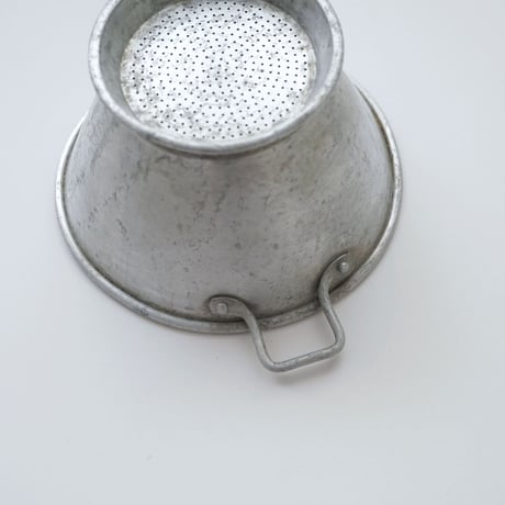 フランス・ビンテージ調理器具 / アルミの漉し器・木