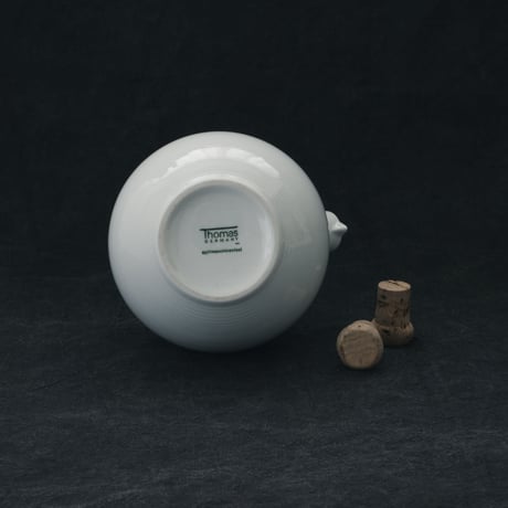 磁器の調味料入れ