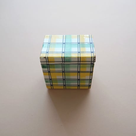 ドイツ / チェック柄の缶に見える陶器の箱・金継ぎ
