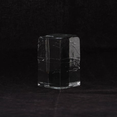 分厚い透明ガラスの一輪挿し