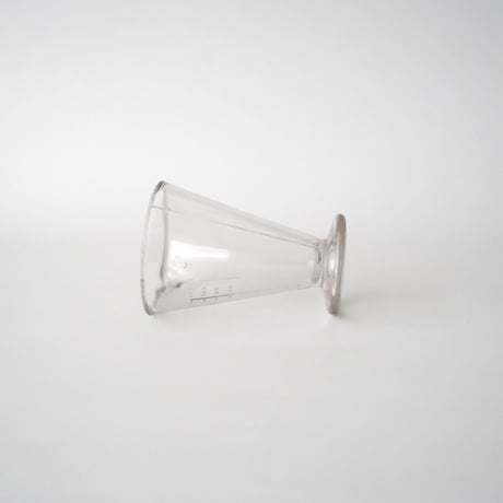 厚みのあるガラスの計量カップ