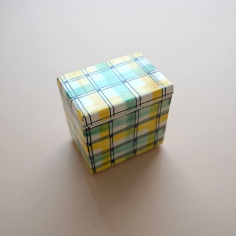 ドイツ / チェック柄の缶に見える陶器の箱・金継ぎ