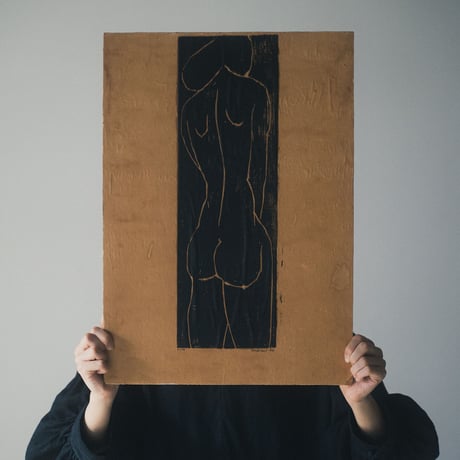 女性の後ろ姿の版画