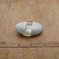 アーティストが作ったガラスの石のオブジェ
