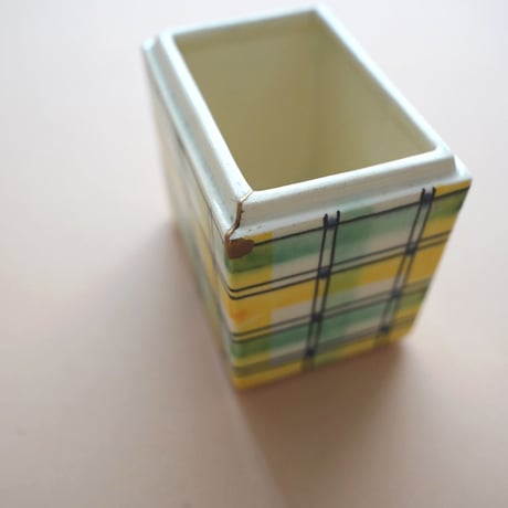 ドイツ / チェック柄の缶に見える陶器の箱・金継ぎ