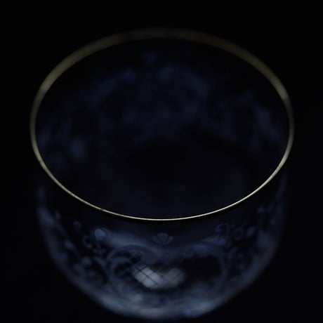 金縁の白い花のワイングラス