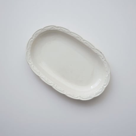 白い釉薬のオーバル皿・金継ぎ
