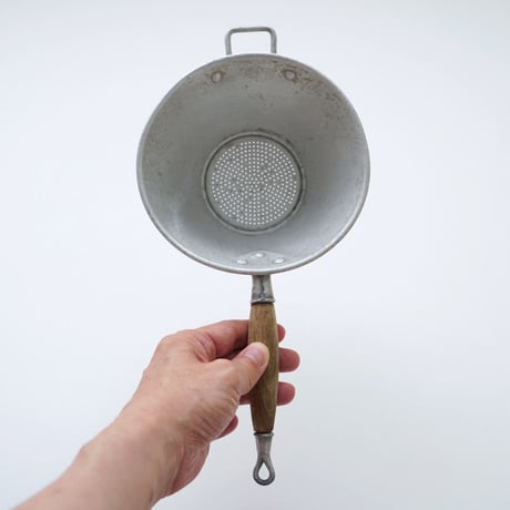 フランス・ビンテージ調理器具 / アルミの漉し器・木