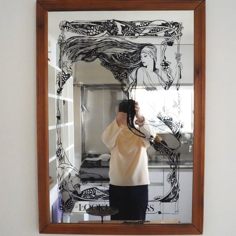 装飾画のある壁掛けミラー