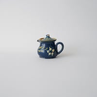 青い陶製のピッチャー