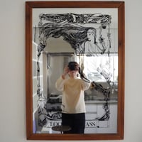 装飾画のある壁掛けミラー