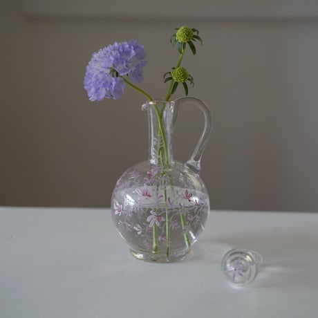 ピンクの小花のガラスでキャンタ（栓つき）