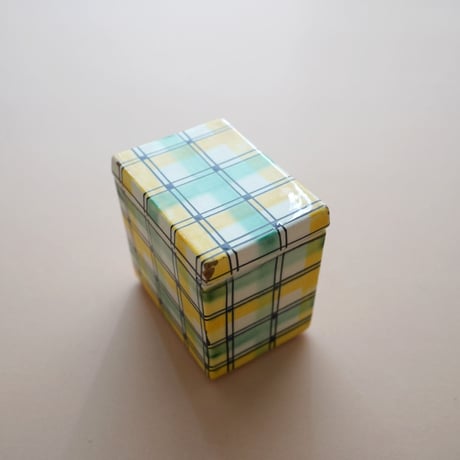 ドイツ / チェック柄の缶に見える陶器の箱・金継ぎ
