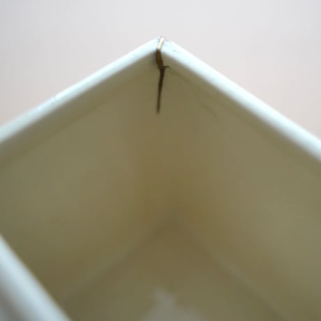 ドイツ / チェック柄の缶に見える陶器の箱・金継ぎ