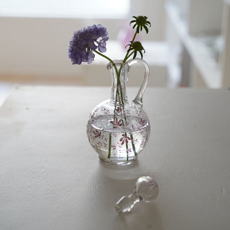 ピンクの小花のガラスでキャンタ（栓つき）