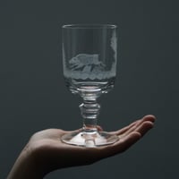 走るイノシシが走る脚付きグラス(半周)