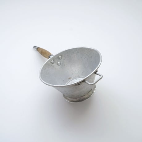 フランス・ビンテージ調理器具 / アルミの漉し器・木