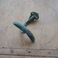 アンティークの緑に変色してるフック