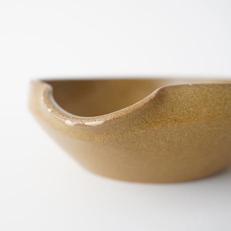 茶色のソースのお皿・白漆継ぎ