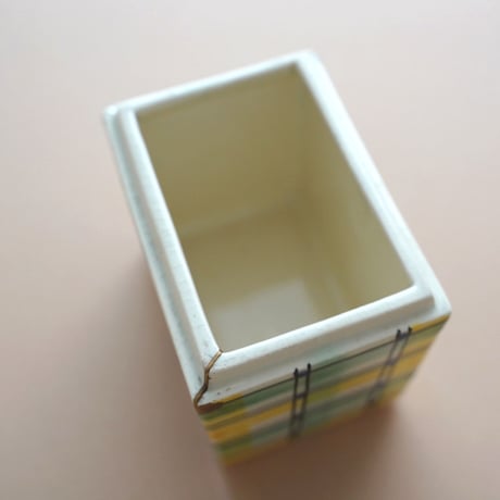 ドイツ / チェック柄の缶に見える陶器の箱・金継ぎ