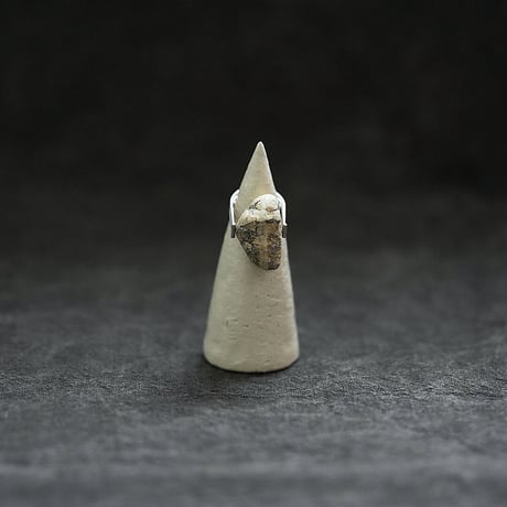 石のリング　柄の小