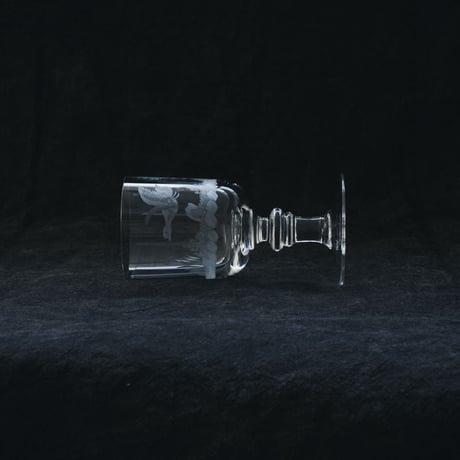 鳥が飛ぶワイングラス