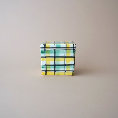 ドイツ / チェック柄の缶に見える陶器の箱・金継ぎ