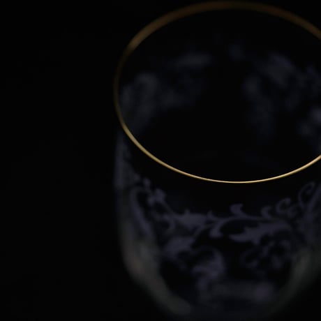 金縁の白い花のコップ