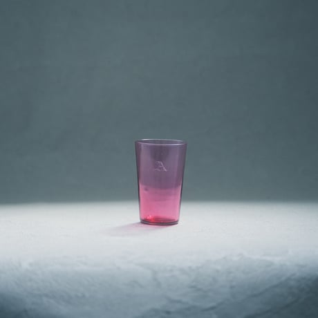 Aと刻まれたピンクのコップ