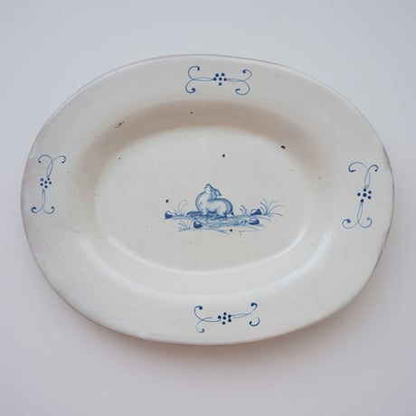 オーバルのぽっちゃりした羊の絵のお皿