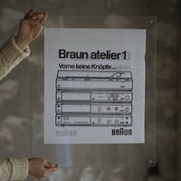 ブラウン社の手提げのビニール袋を額装したもの