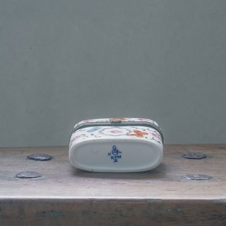 楕円形の蝶々のフタもの・小箱