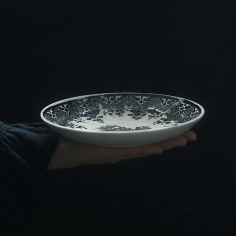 丘の上のかわいい建物が描かれたケーキ皿