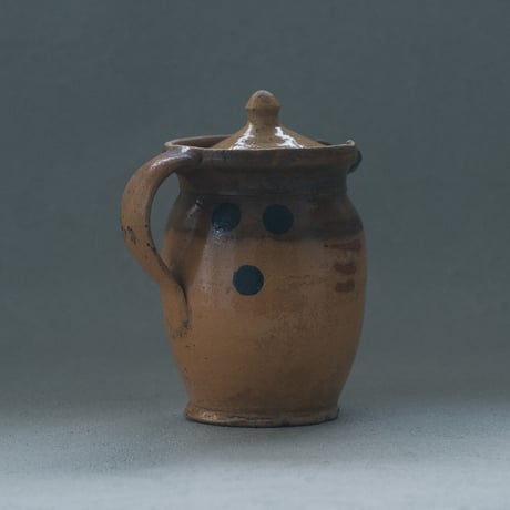 18世紀の陶器の蓋付きピッチャー