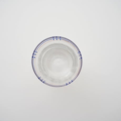 小さな手描きのコップ