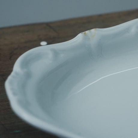 レリーフ入り白磁のオーバル皿