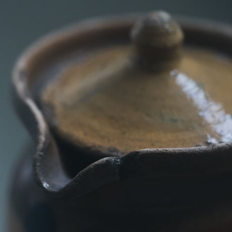 18世紀の陶器の蓋付きピッチャー