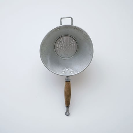 フランス・ビンテージ調理器具 / アルミの漉し器・木