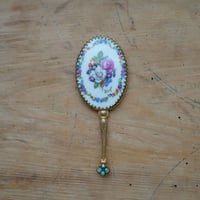 持ち手が少し曲がった花柄の手鏡