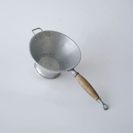 フランス・ビンテージ調理器具 / アルミの漉し器・木
