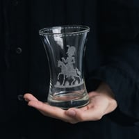 馬にまたがる男性のグラヴュール グラス