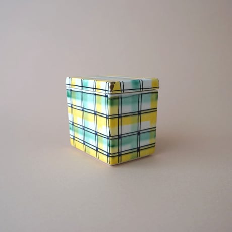 ドイツ / チェック柄の缶に見える陶器の箱・金継ぎ