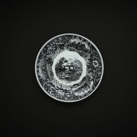 お花と建物がゴージャスに描かれたモノトーンのお皿