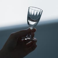 シンプルな脚付きショットグラス