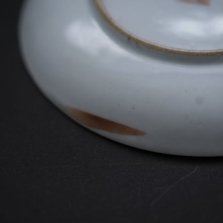 中国の清朝の時代の赤絵のお皿