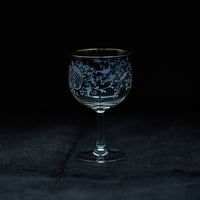 金縁の白い花のワイングラス　小